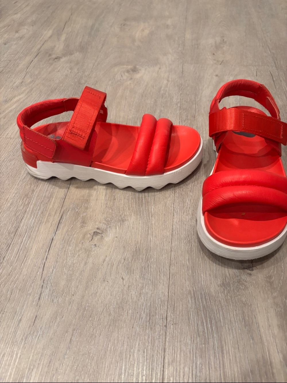 Sorel women’s sz 6  Red Padded Strap Sandals